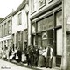 Bewoners van de Barlheze voor slagerij Dormits, met het hek van de vismarkt uiterst rechts ca. 1905.